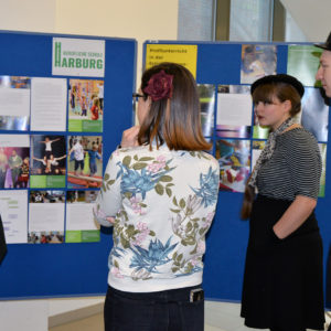 Die Schule stellt ihre Profile vor und alle hören zu